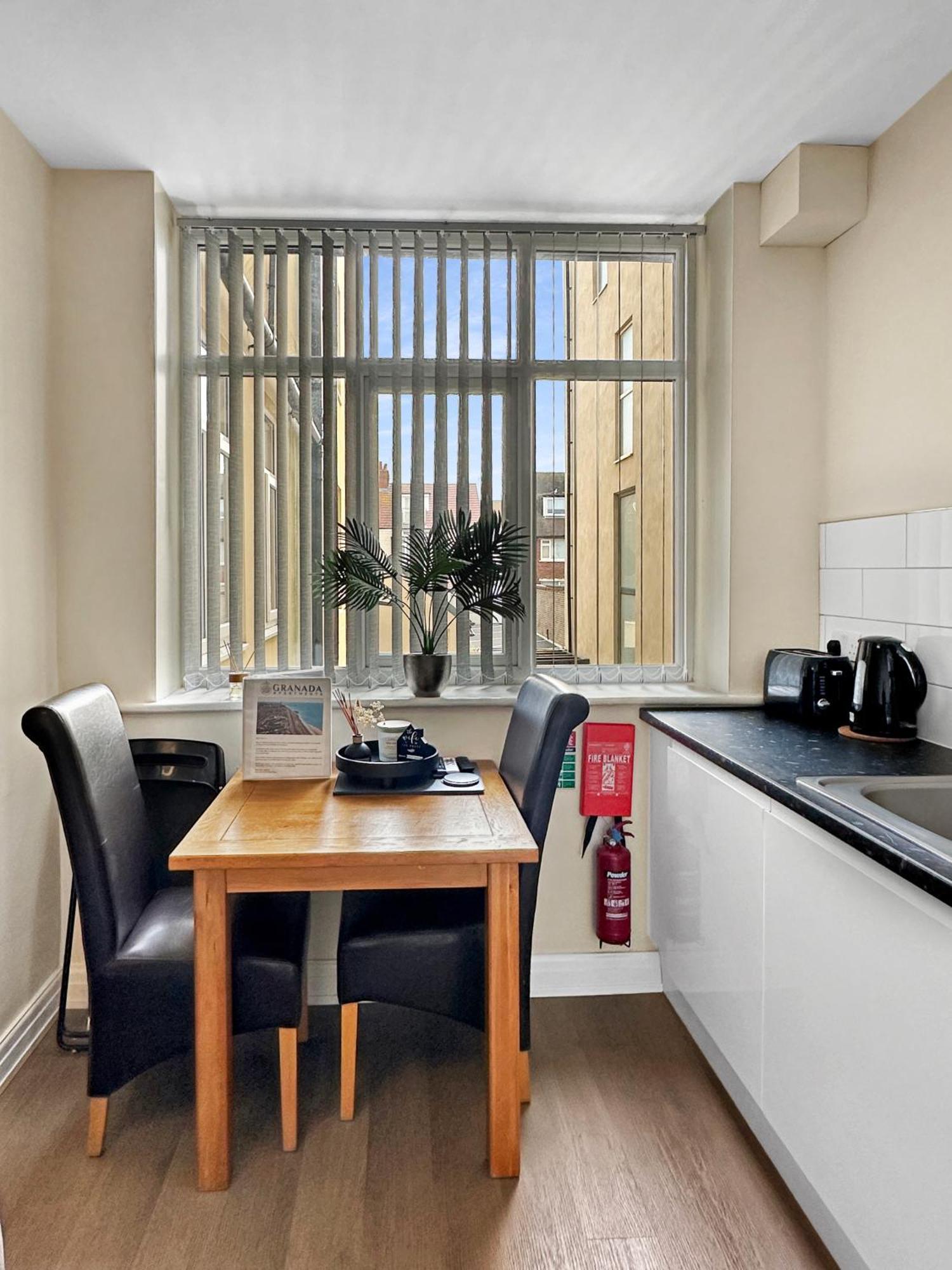 Granada Apartments Queen's Promenade Blackpool Bagian luar foto