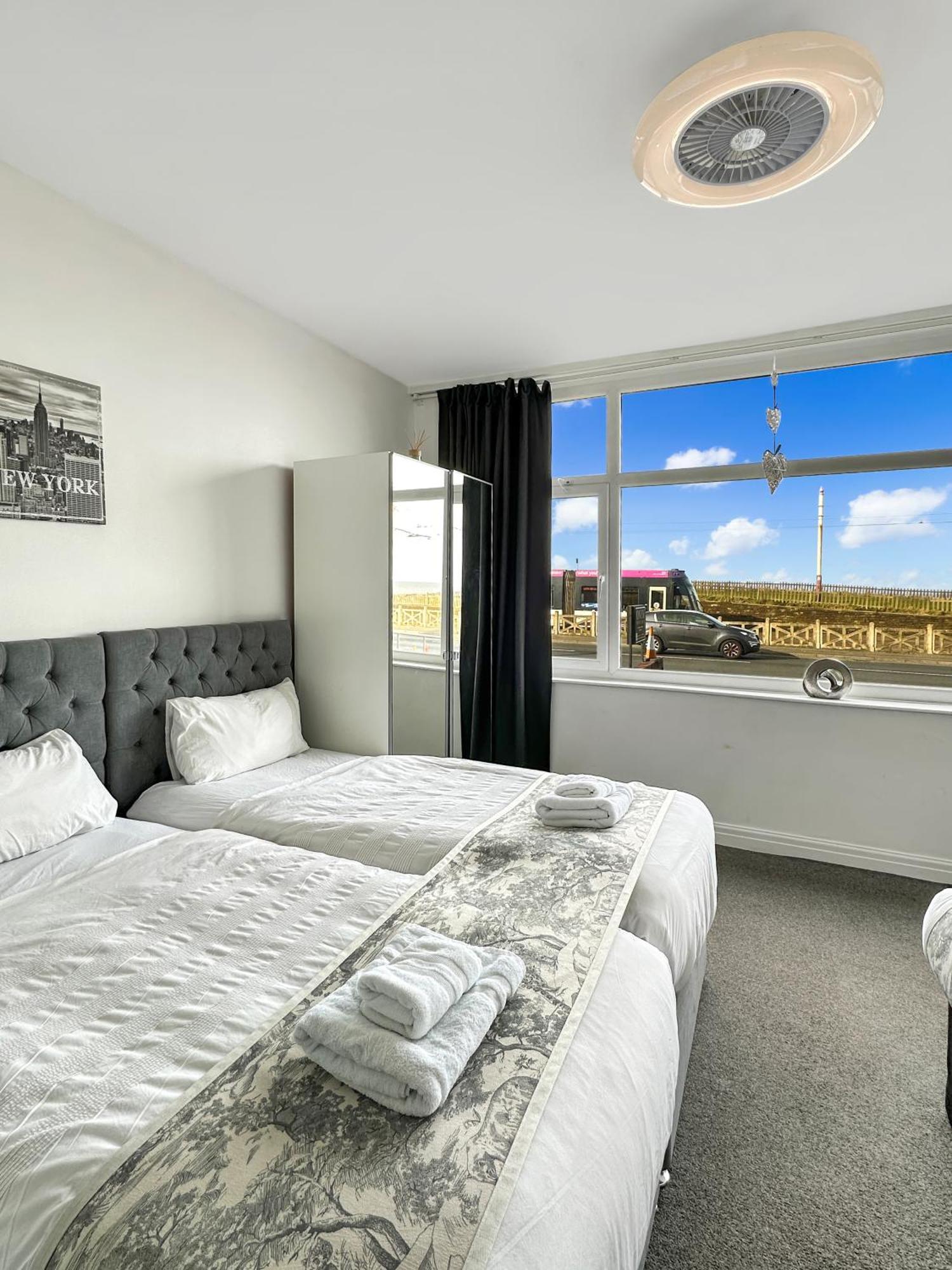 Granada Apartments Queen's Promenade Blackpool Bagian luar foto