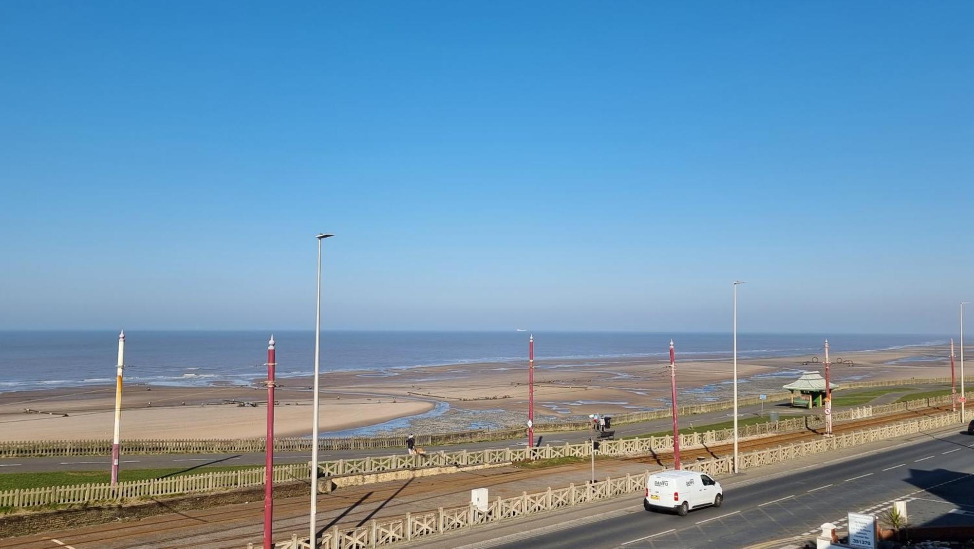 Granada Apartments Queen's Promenade Blackpool Bagian luar foto